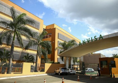 Como regularizar sua empresa junto à ANVISA: passo a passo para clínicas, estúdios e laboratórios